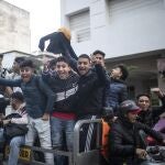 Niños marroquíes celebran en Rabat la victoria ante Canadá que supuso el liderato del Grupo F