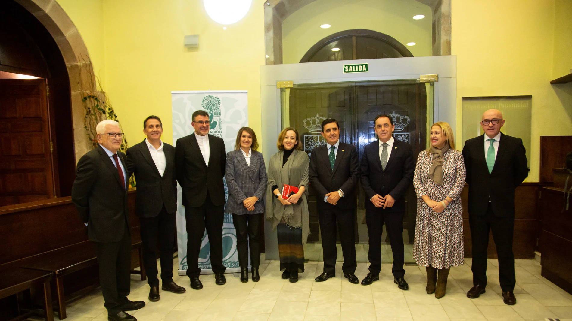La consejera de Educación, Rocío Lucas; el presidente de Caja Rural, Carlos Martínez; la presidenta del CSIC, Eloisa del Pino y el director de la Fundación científica de Caja Rural, Juan Manuel Ruiz Liso durante la clausura