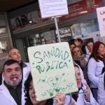 Varios manifestantes exigen la mejora de la Atención Primaria en la Sanidad Pública, frente a la Asamblea de Madrid