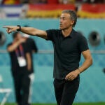 El seleccionador de España Luis Enrique dando instrucciones a los suyos