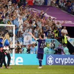 Messi tras el último partido dando las gracias a la afición