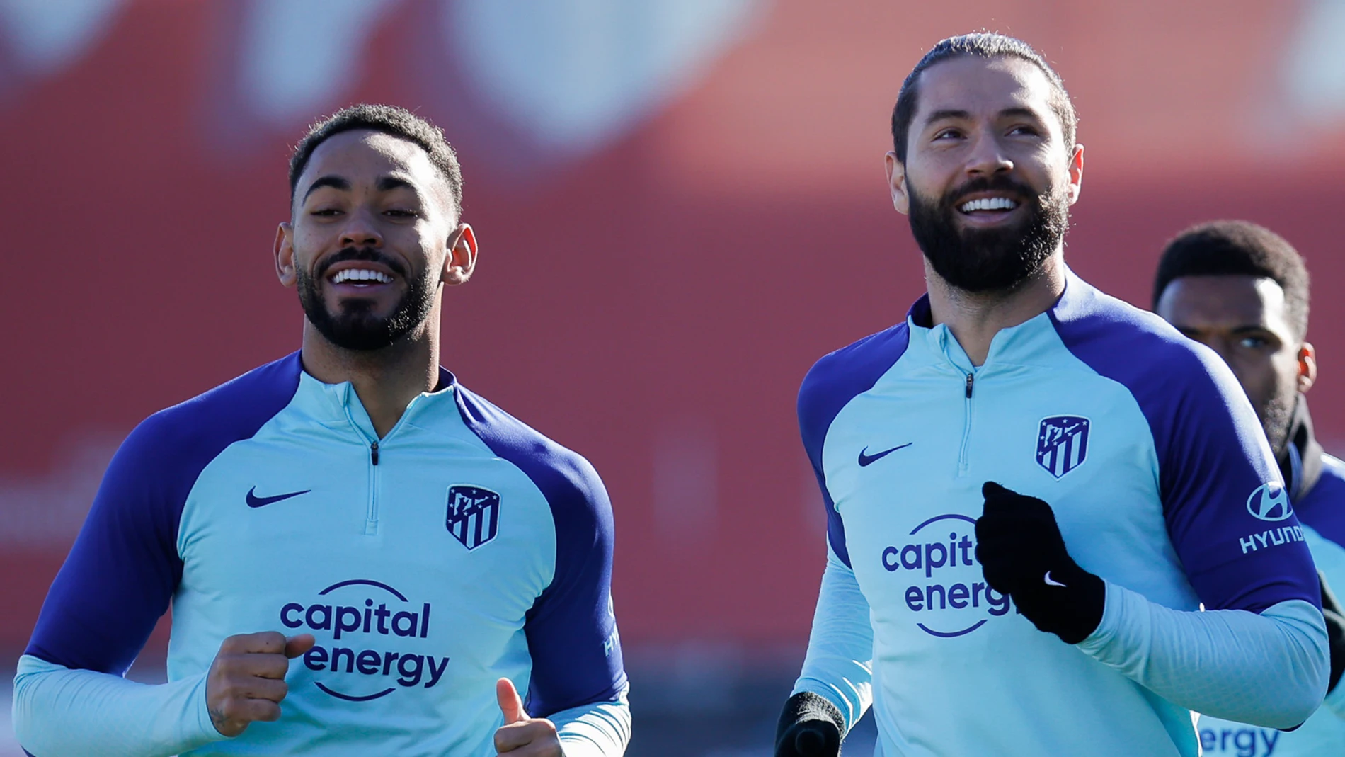 El delantero brasileño Matheus Cunha y el defensa brasileño Felipe Monteiro en un entrenamiento del Atlético de Madrid. EFE/ Atlético de Madrid.