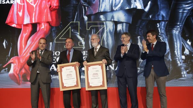 El presidente de la Generalitat, Ximo Puig, y el de la Diputación de Alicante, Carlos Mazón, tras entregar los Diplomas de Honor