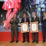El presidente de la Generalitat, Ximo Puig, y el de la Diputación de Alicante, Carlos Mazón, tras entregar los Diplomas de Honor