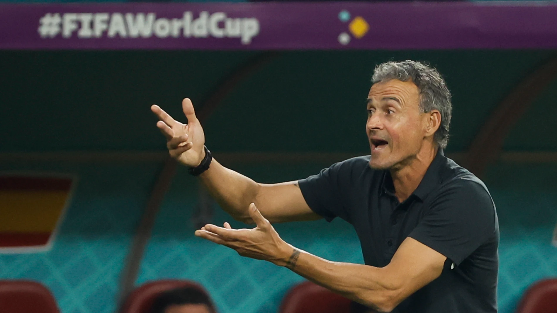 Luis Enrique, dando instrucciones en el partido de España contra Japón del Mundial de Qatar 2022