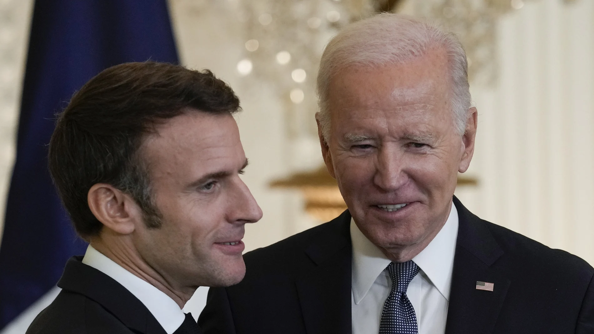 El presidente Joe Biden habla junto a su homólogo francés, Emmanuel Macron, en la Casa Blanca