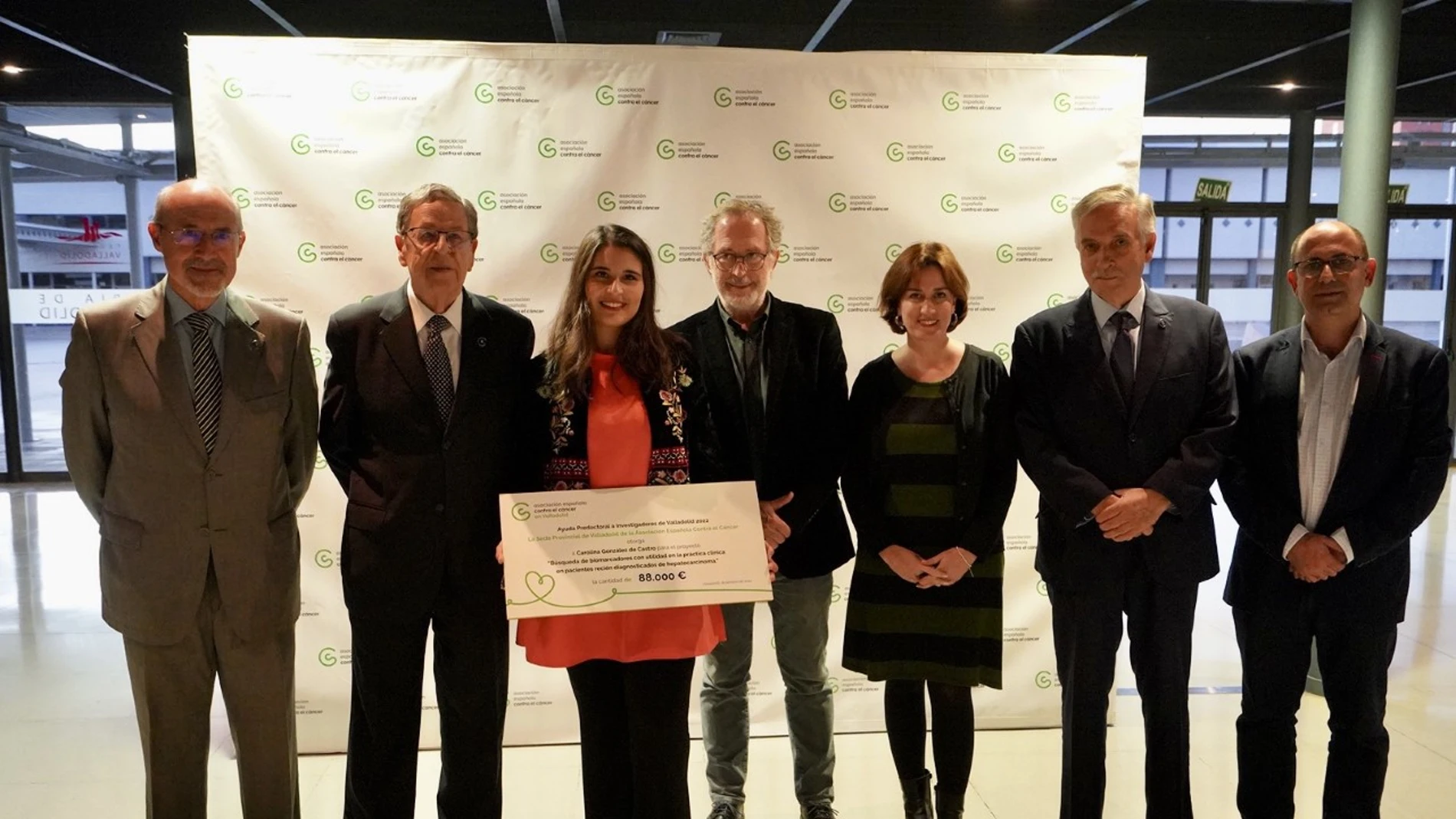 El presidente de AECC Valladolid, Artemio Domínguez, junto a la becada Carolina González de Castro y representantes del Ayuntamiento de Valladolid