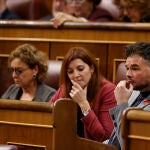 MADRID, 01/12/2022.- El portavoz de ERC ene l Congreso Gabriel Rufián (d) y la diputada de ERC Carolina Telechea (2d) durante el pleno celebrado este jueves, en el Congreso de los Diputados en Madrid. EFE/ Javier Lizon