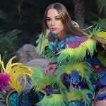 Andrea Granados llevaba un traje prehispánico de plumas