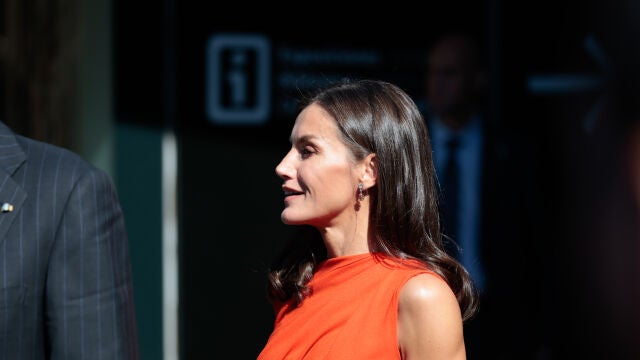 La Reina Letizia con vestido de Zara en Tenerife.