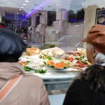 Una pescadería luce su mejor escaparate con mariscos y pescados, productos tradicionales en la cesta de la compra navideña