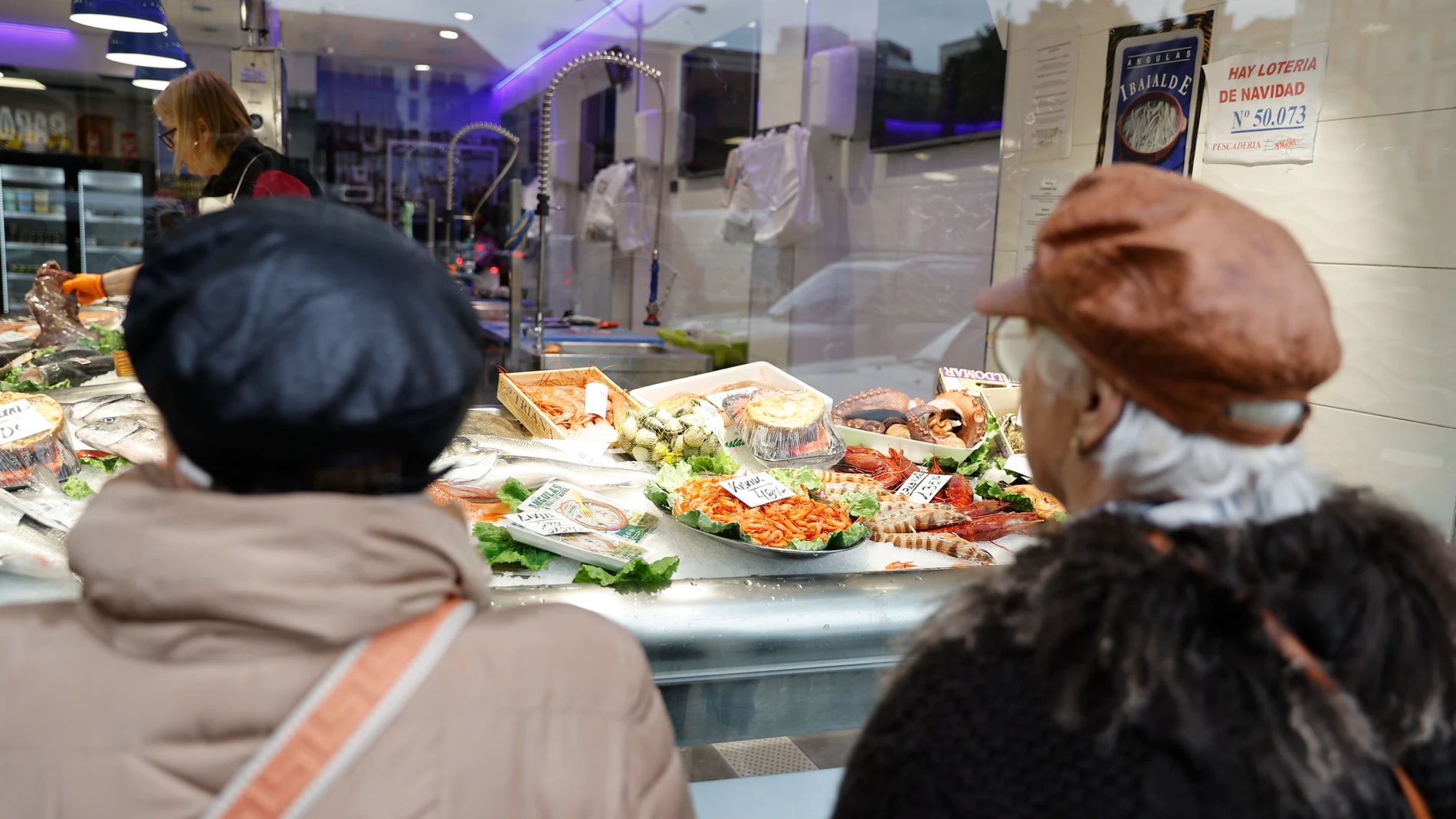 Una pescadería luce su mejor escaparate con mariscos y pescados, productos tradicionales en la cesta de la compra navideña