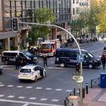 Vista general de un dispositivo policial en las inmediaciones de la Embajada de EEUU en Madrid donde se ha recibido un paquete bomba, a 1 de diciembre de 2022, en Madrid (España)