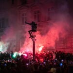 Hinchas marroquíes en París después de que su selección acabara como líder del Grupo F en la primera fase