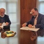 Los presidentes de la DOP Condado de Huelva y Fundación Caja Rural del Sur en la firma del convenio