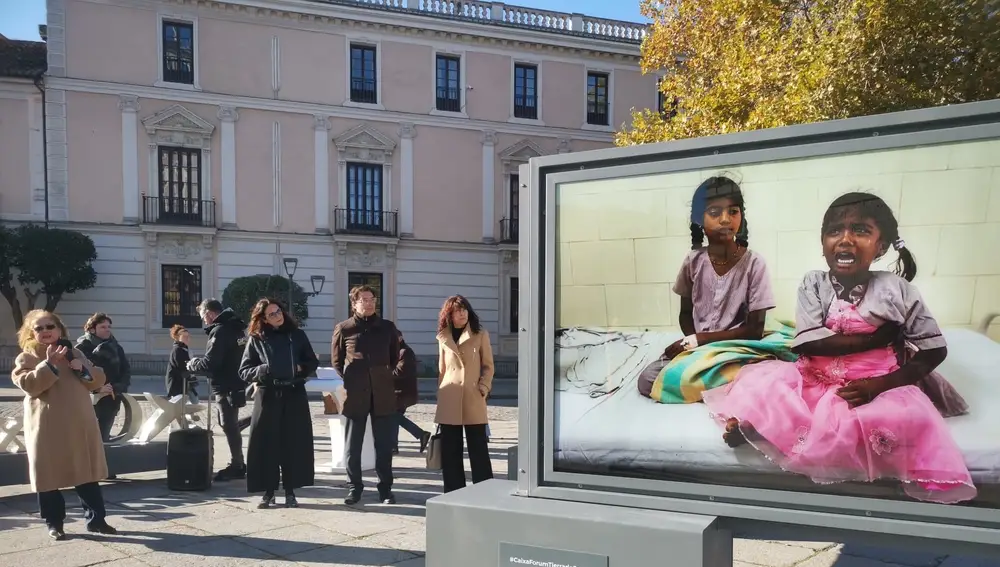 Cristina García Rodero explica las imágenes que componen la exposición en presencia de representantes de la Fundación 'la Caixa' y de la concejala de Cultura y Turismo en el Ayuntamiento de Valladolid, Ana Redondo.EUROPA PRESS01/12/2022
