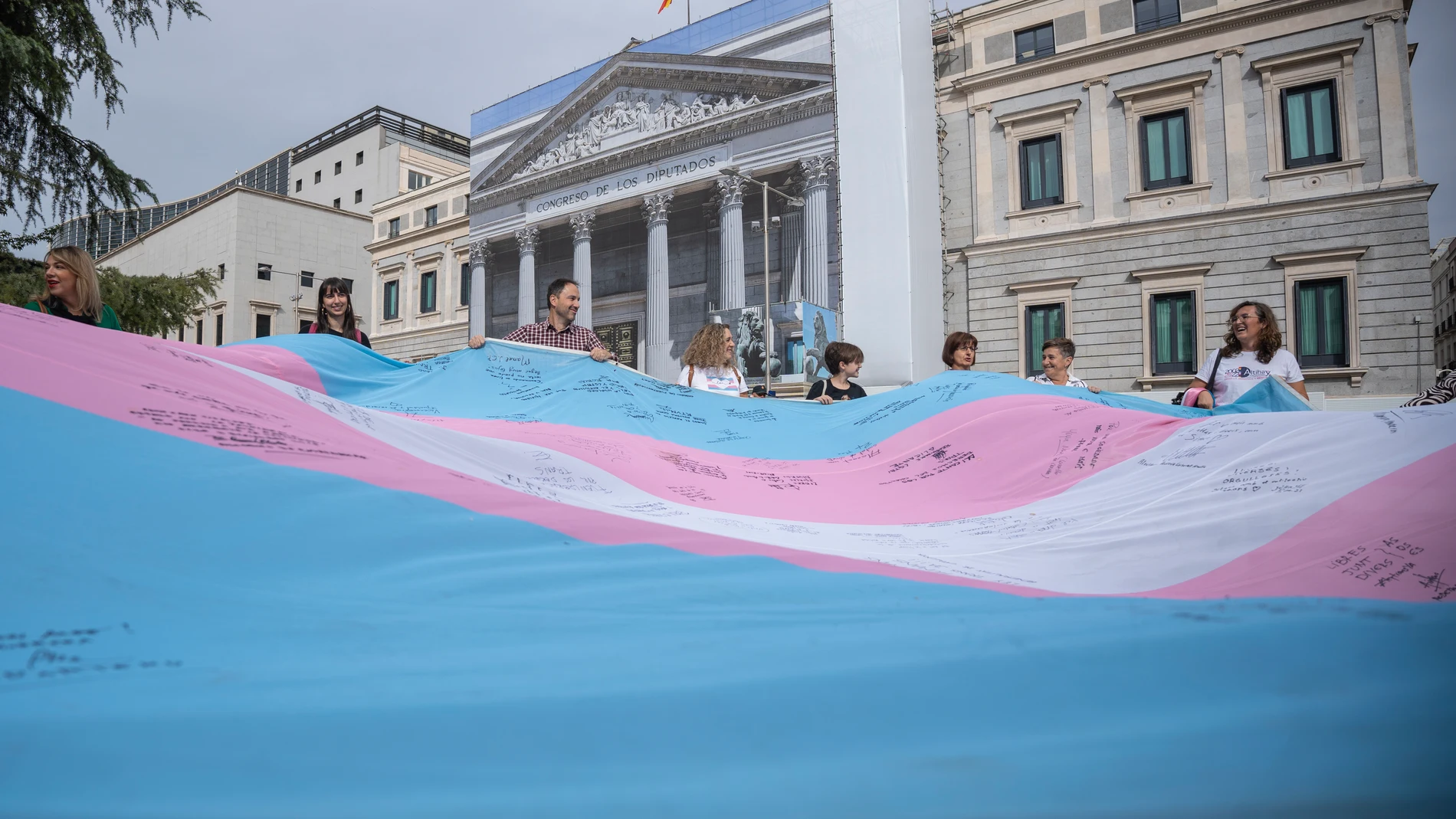 La bandera trans ondea en el Congreso de los Diputados