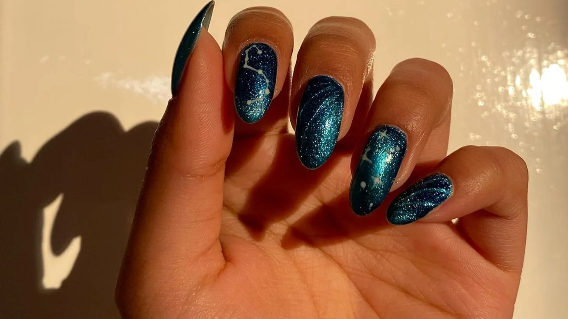 La manicura de terciopelo arrasa en Navidad