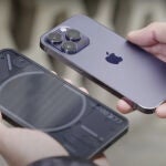 El Nothing Phone (1) y el iPhone 14 Pro, mano a mano.