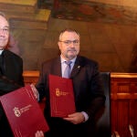El presidente de la Diputación de León y del Instituto Leonés de Cultura, Eduardo Morán, firma un convenio de colaboración con el obispo de León, Luis Ángel de las Heras, para la conservación y reparación de templos