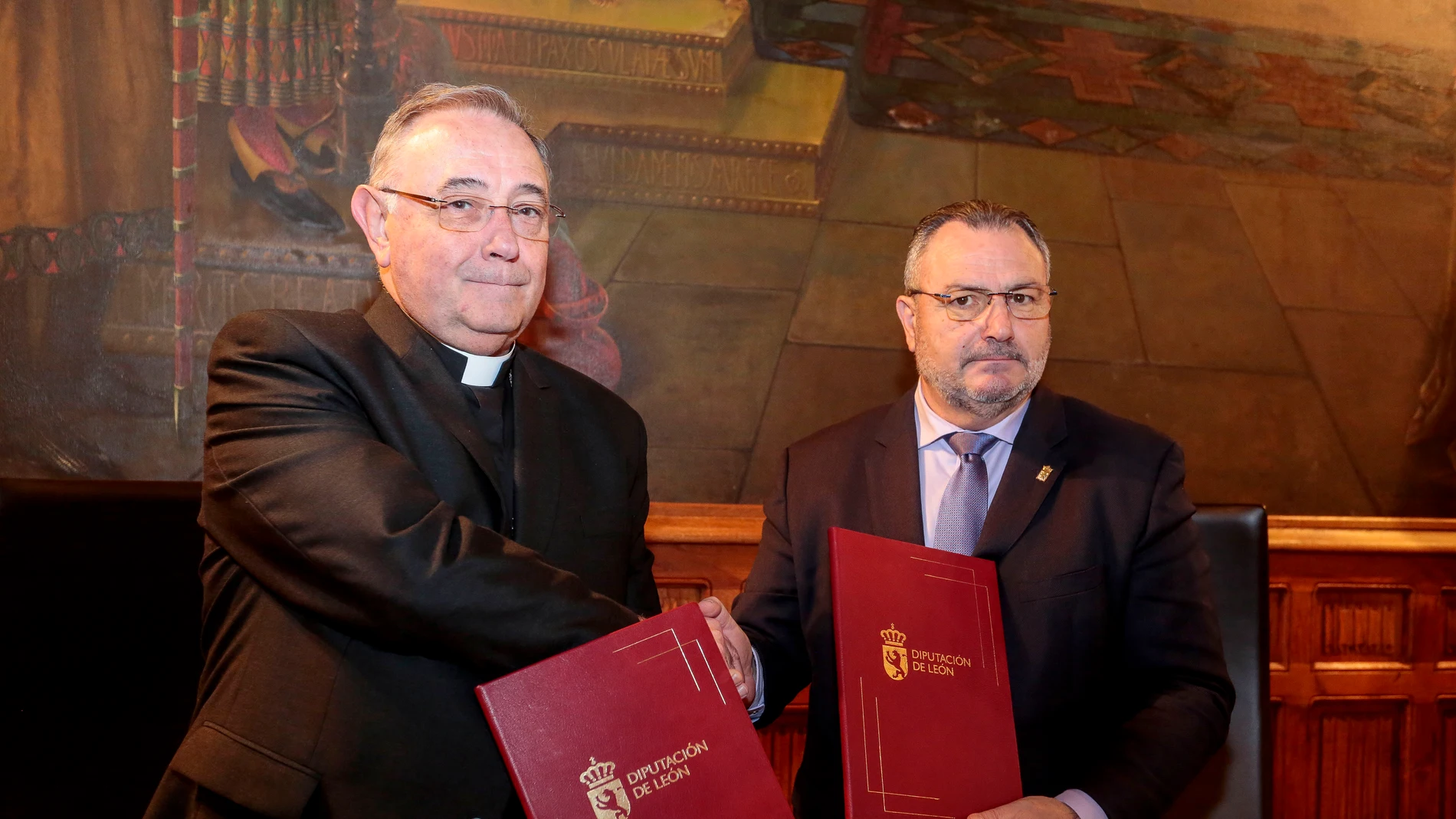 El presidente de la Diputación de León y del Instituto Leonés de Cultura, Eduardo Morán, firma un convenio de colaboración con el obispo de León, Luis Ángel de las Heras, para la conservación y reparación de templos