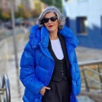 Carmen Gimeno con plumas y traje.