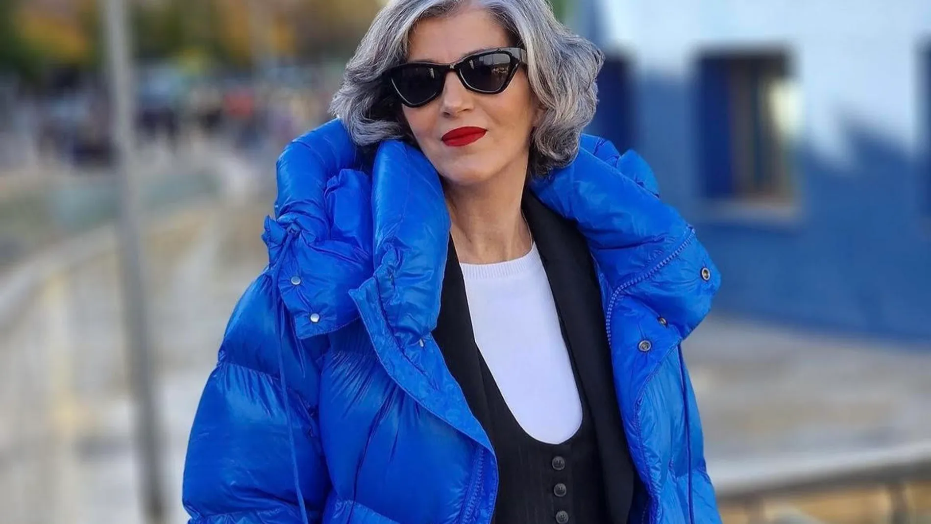 Carmen Gimeno con plumas y traje.