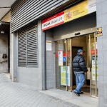 Una persona entra a una oficina del SEPE en Madrid