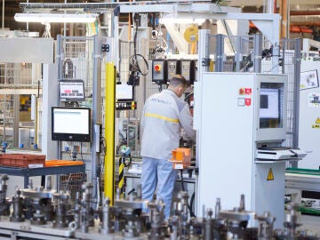 Trabajador de una f&aacute;brica de Renault
