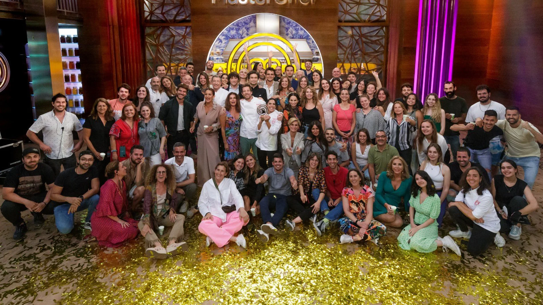 Foto del equipo de producción, concursantes y jueces del programa compartida en redes sociales