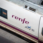 Un AVE de Renfe estacionado en una de las vías de la estación Puerta de Atocha-Almudena Grandes