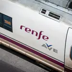 Un AVE de Renfe estacionado en una de las vías de la estación Puerta de Atocha-Almudena Grandes