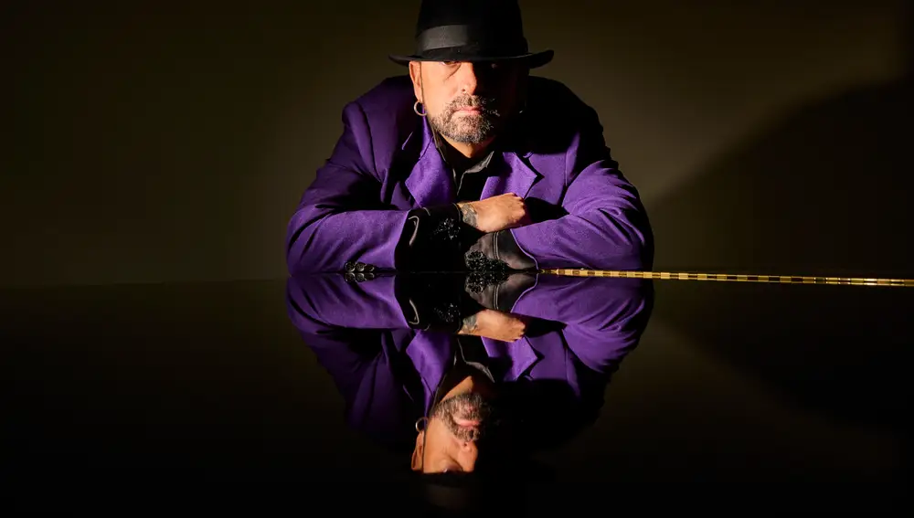 El artista gaditano José Luis Figuereo “El Barrio” presenta un nuevo trabajo bajo el titulo "Atemporal", con 13 temas inéditos.