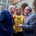 El ex presidente de la Comunidad de Madrid, Joaquín Leguina, la ex presidenta de la Comunidad de Madrid, Esperanza Aguirre, y el ex alcalde de Madrid, Juan Barranco, durante el acto homenaje a la Constitución Española en su 44 aniversario en la Real Casa de Correos.
