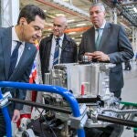 El presidente de la Junta de Andalucía, Juanma Moreno(i), observa una caja de cambios junto al director general de Renault España, José Vicente de los Mozos