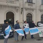 Activistas de la Comissió Ciutat-Port se concentran durante la celebración de la sesión extraordinaria del consejo de administración de la APV en la que se aprobó el proyecto de la ampliación norte del Puerto de València