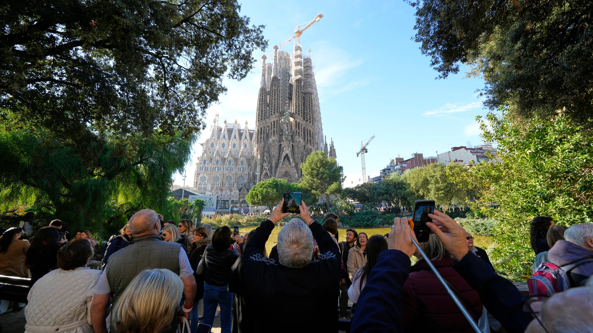 Turistas toman fotos de la Sagrada Familia este sábado inicio del puente de la inmaculada concepción