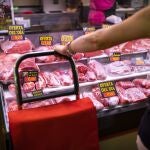 Una clienta espera su turno en una carnicería de Madrid