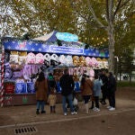 Una familia disfruta de uno de los puestos del Parque Mágicas Navidades en Torrejón de Ardoz (Madrid)