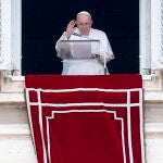El Papa Francisco, desde la ventana de su despacho con vistas a la Plaza de San Pedro, en Ciudad del Vaticano