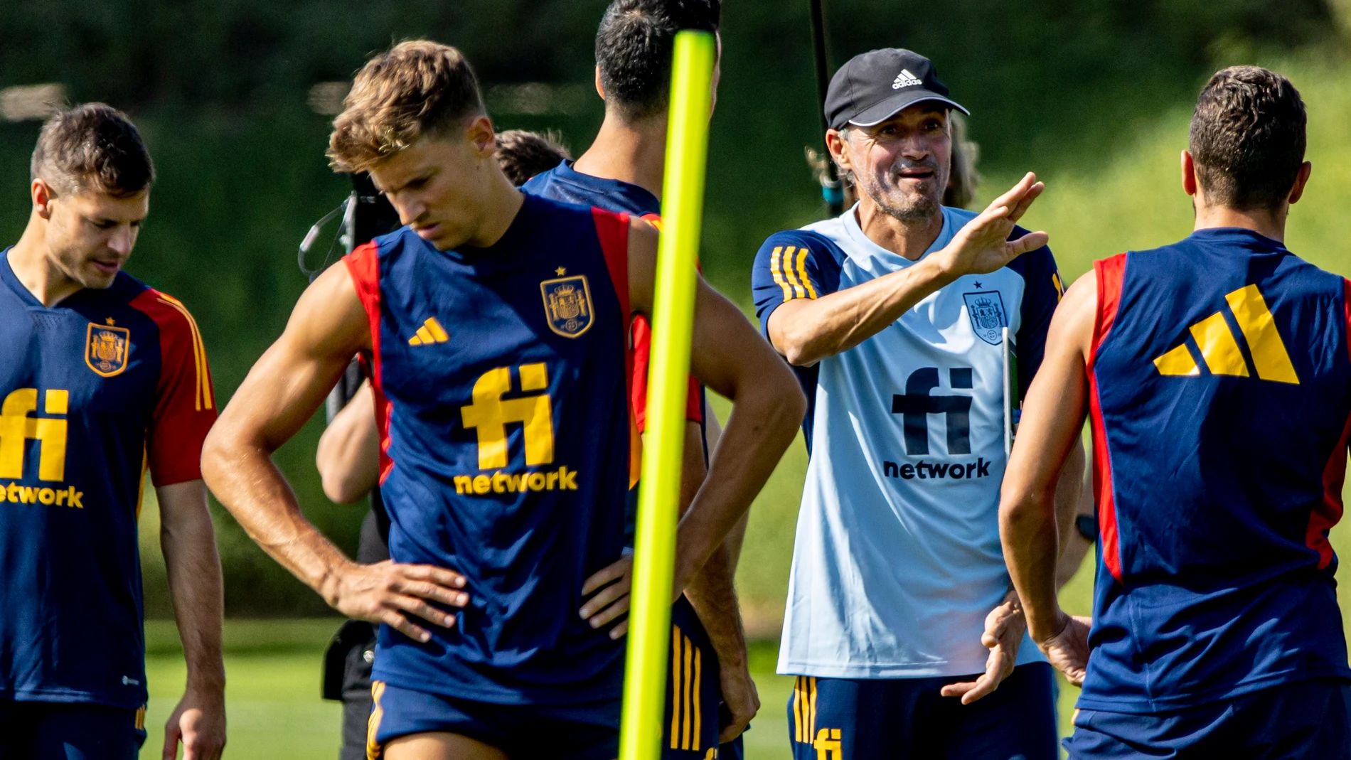 Luis Enrique da instrucciones a sus jugadores en un entrenamiento