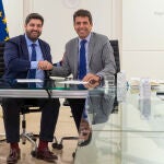 El presidente de la Comunidad de Murcia Fernando López Miras (i), y el presidente de la Diputación de Alicante, Carlos Mazón (d)