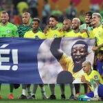 Los jugadores de Brasil homenajean a Pelé después del partido