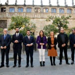 Foto de familia, la vicepresidenta de Pimec, Emma Gumbert; el presidente de Foment del Treball, Josep Sánchez Llibre; el conseller de Empresa y Trabajo y expresidente del Parlament, Roger Torrent; el presidente de la Generalitat, Pere Aragonès; la consellera de Presidencia de la Generalitat, Laura Vilagrà; la delegada del Gobierno de España en Cataluña, Maria Eugènia Gay; el secretario general de CC.OO. de Catalunya, Javier Pacheco y el secretario general de UGT de Catalunya, Camil Ros