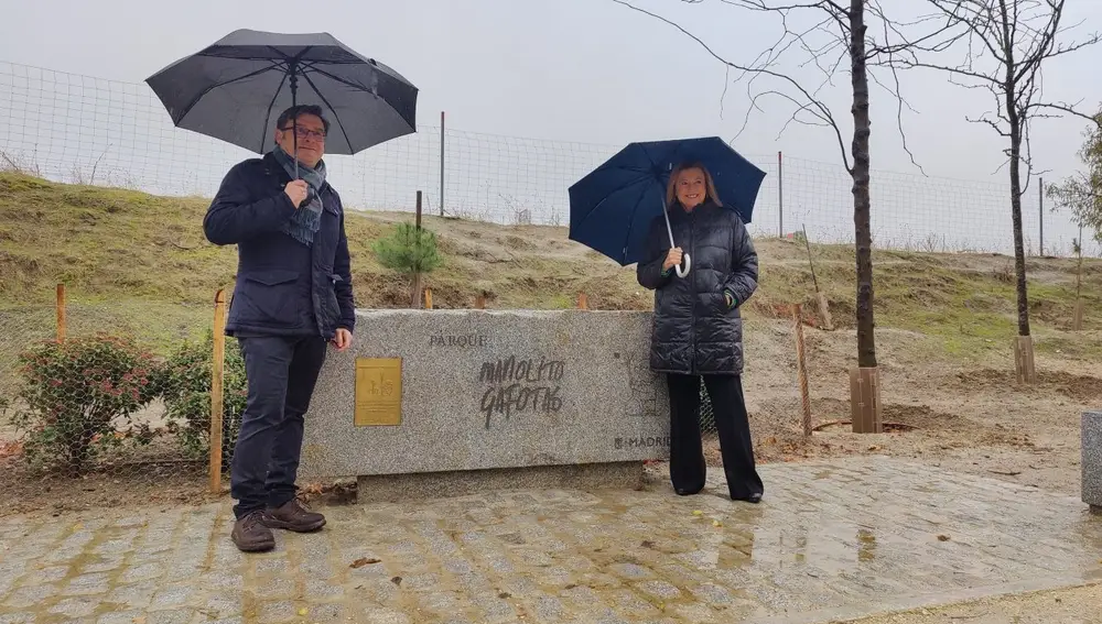 La delegada de Obras y Equipamientos, Paloma García Romero, visita el parque Manolito Gafotas acompañada del concejal del distrito, Álvaro González.