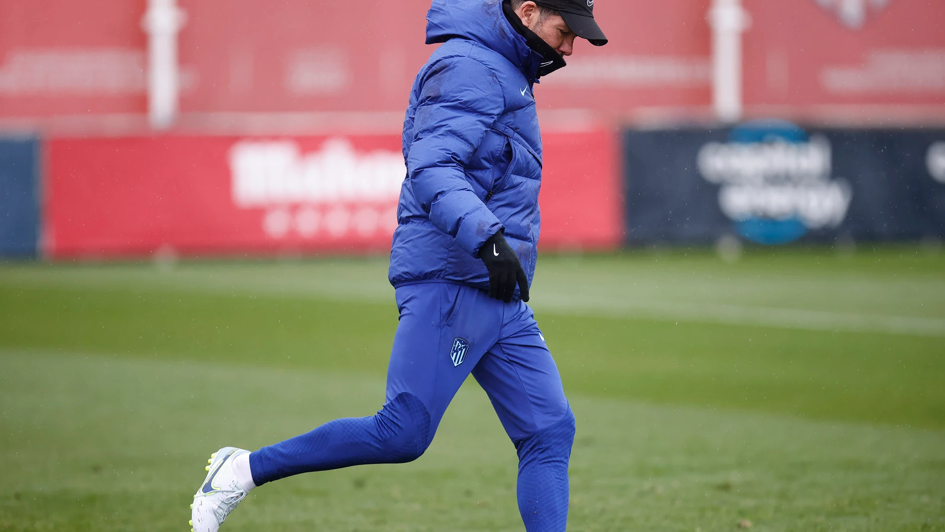 Diego Pablo Simeone durante el entrenamiento del equipo en la Ciudad Deportiva Wanda de Majadahonda, Madrid, este lunes donde sigue preparando el regreso a la competición