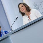 La ministra de Política Territorial y Portavoz del Gobierno, Isabel Rodríguez (i), y la ministra de Industria, Comercio y Turismo, Reyes Maroto (d), en una rueda de prensa posterior a la reunión del Consejo de Ministros