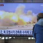 Las últimas noticias sobre la tensión intercoreana en una televisión de la estación de tren de Seúl