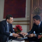 El presidente de la Junta de Andalucía, Juanma Moreno (i) recibe el Informe Socioeconómico de Andalucía de manos del presidente del Consejo Económico Social (CES), Juan Marín (d), en el Palacio de San Telmo. María José López / Europa Press
