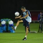 Luis Enrique toca la pelota en el último entrenamiento de España